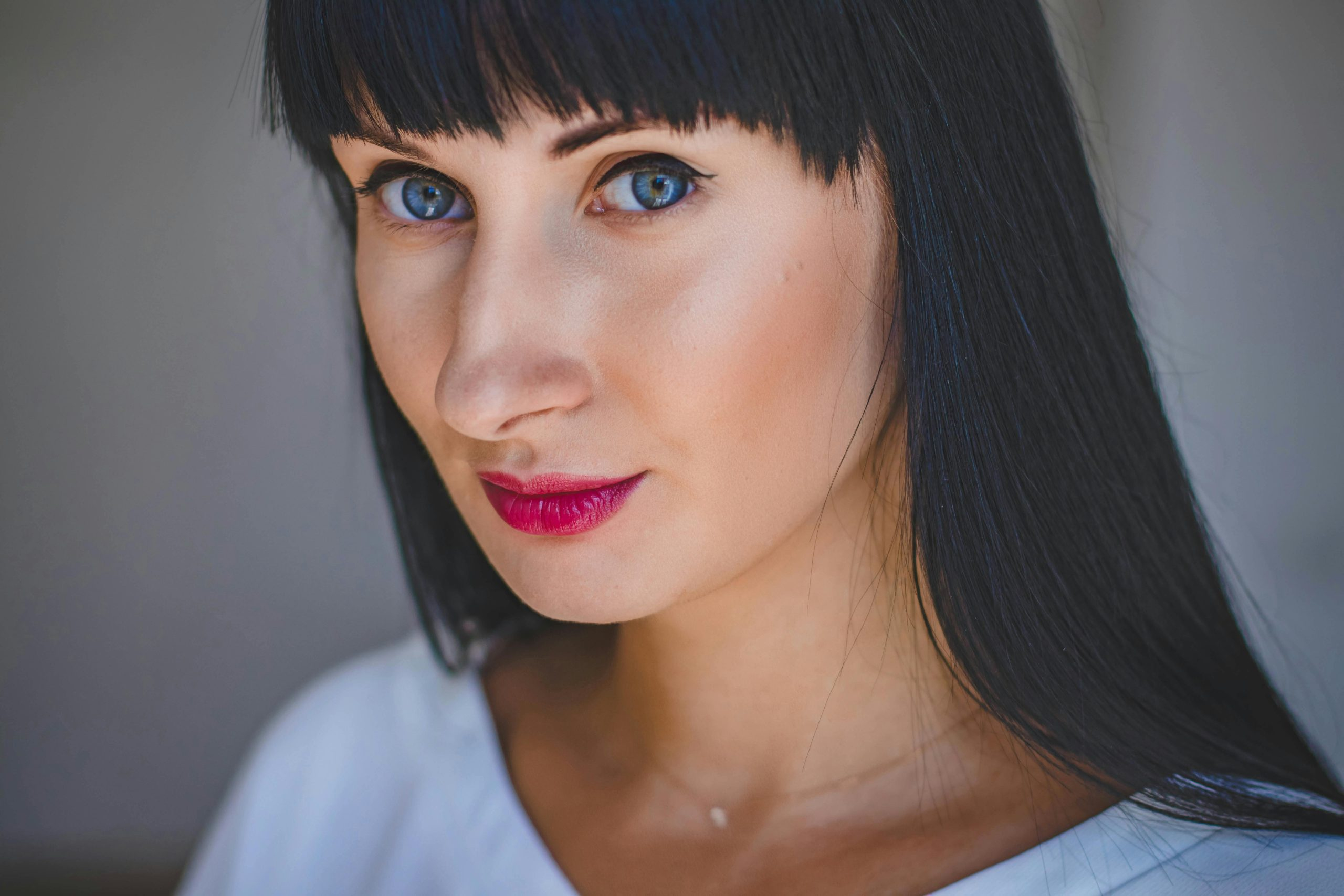 The Role of Makeup and Hair in Completing a Fashion Look